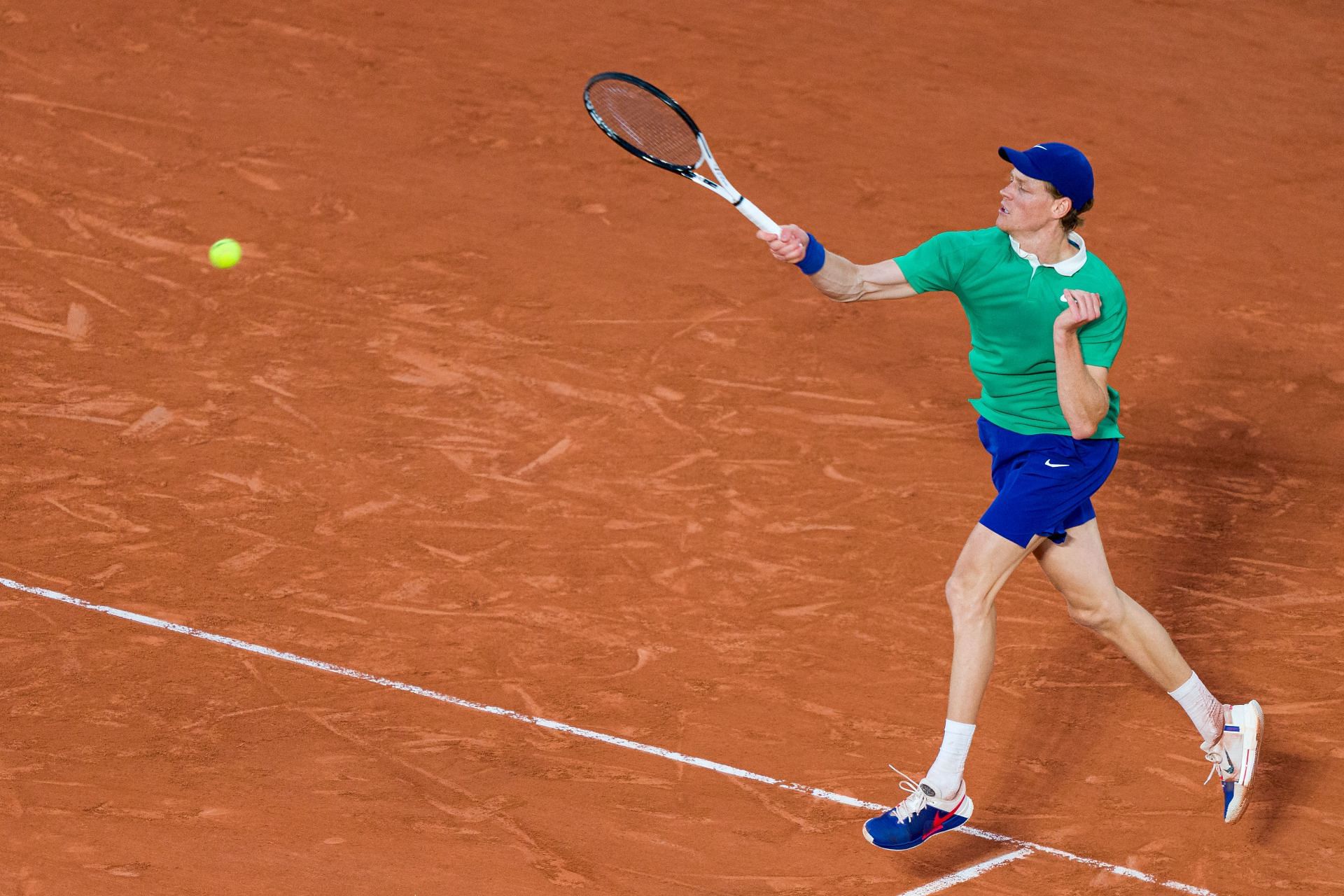 Sinner plays a forehand at the 2025 French Open - Day Nine - Source: Getty